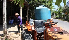 Xe máy cày chở nước ngọt phục vụ người dân. Ảnh: P.V