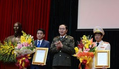 Đại tướng Trần Đại Quang - Ủy viên Bộ Chính trị, Bí thư Đảng ủy Công an Trung ương, Bộ trưởng Bộ Công an - trao quyết định bổ nhiệm chức vụ Giám đốc Công an Hà Nội cho Thiếu tướng Đoàn Duy Khương. (Ảnh: Mạnh Thắng)