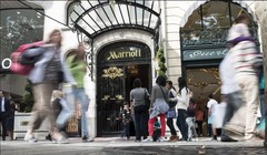 Du khách Trung Quốc trước khách sạn Marriott ở New York. Tập đoàn Trung Quốc đã hất cẳng được Marriott trong thương vụ mua Starwood - Ảnh: AFP