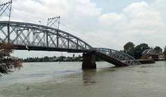 Hai nhịp cầu sập xuống sông. Ảnh: Hoàng Trường