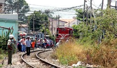 Đoàn tàu 2542 được 3 nhân viên gác chắn cho dừng khẩn cấp tránh lao xuống sông. Ảnh: S.C