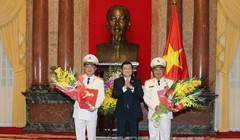 Chủ tịch nước Trương Tấn Sang trao Quyết định thăng cấp hàm Thượng tướng cho đồng chí Nguyễn Văn Thành và đồng chí Phạm Dũng. Ảnh TTXVN