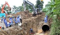 Khắc phục sự cố vỡ đường ống nước sông Đà lần thứ 13 ở Hà Nội - Ảnh: Tuấn Anh