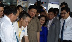 Bí thư Thành ủy Đinh La Thăng và các lãnh đạo TP.HCM tham quan gian trưng bày sản phẩm của một nhóm khởi nghiệp tại Nhà văn hóa Thanh niên TP.HCM. Ảnh: Chính Phong.