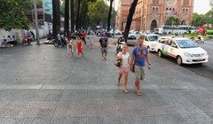 Vỉa hè đường Công Xã Paris, P.Bến Nghé, Q.1, TP.HCM có chiều rộng khoảng 15m. Bề mặt vỉa hè còn rất đẹp và bằng phẳng nhưng đây sẽ là một trong năm tuyến đường được UBND Q.1 cải tạo, lót đá granit trên vỉa hè trong năm 2016 - Ảnh: Hữu Khoa