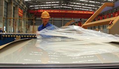 Nhờ mua săm lốp cũ để chế biến thành nhiên liệu phục vụ sản xuất mà Công ty kính nổi Chu Lai - Indevco có lãi lớn