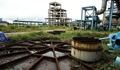 Cỏ dại mọc um tùm tại dự án mở rộng Nhà máy gang thép Thái Nguyên giai đoạn hai, nhiều thiết bị tại dự án này đang có dấu hiệu bị gỉ sét sau nhiều năm "đắp chiếu" - Ảnh: Nguyễn Khánh