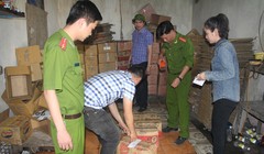 Cơ quan công an thu giữ nhiều thùng giấm gạo được cho là sản xuất từ a xít và nước lã - Ảnh: Phạm Bằng