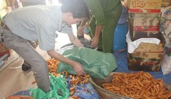 Ông Đới Văn Thịnh (trú phường Đội Cung, TP Vinh) sử dụng phụ gia, ngâm tẩm hóa chất không rõ nguồn gốc sản xuất quẩy Ảnh: Phạm Băng