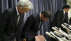 Chủ tịch Mitsubishi Motors Tetsuro Aikawa (giữa) cùng hai lãnh đạo khác của Mitsubishi cúi đầu xin lỗi tại cuộc họp báo ở Tokyo ngày 20-4. Ảnh: Reuters