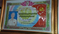 Tấm bằng những người có công nhận được với giá 350.000 đồng - Ảnh: S.L.