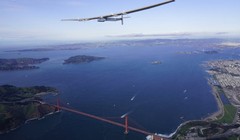 Chiếc Solar Impulse 2 bay ngang cầu Cổng Vàng ở vịnh San Francisco. Ảnh: Solar Impulse
