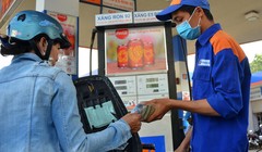 Do giá xăng E5 rẻ hơn xăng A92 không đáng kể nên chưa hấp dẫn người tiêu dùng Ảnh: TẤN THẠNH