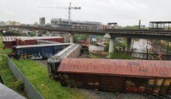 Tàu hỏa trật bánh khiến nhiều toa tàu bị lật, gây rò rỉ hóa chất. ((Nguồn: washingtoncitypaper.com)