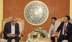 Bộ trưởng Bộ TN&MT Trần Hồng Hà làm việc với các chuyên gia quốc tế chiều 2/5