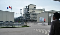 Nhà máy sản xuất xơ sợi polyester Đình Vũ (PVTex, Hải Phòng) có vốn đầu tư gần 7.000 tỉ đồng đã“đắp chiếu”, lỗ hơn 1.700 tỉ đồng, đứng trước nguy cơ phá sản…Ảnh Mai Công Thành/Tuổi trẻ