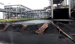 Sạt lở đọng nước trong khuôn viên nhà máy 11.000 tỉ - Ảnh: Đức Minh