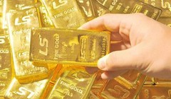 Chưa có bất kỳ dấu hiệu nào cho thấy việc huy động vàng từ dân sẽ xảy ra, nhưng đã đến lúc NHNN từ bỏ vai trò độc quyền nhập vàng miếng, trả lại thị trường vàng cho người dân kinh doanh nó bình thường như một loại hàng hóa. Ảnh: Sina
