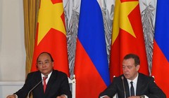 Thủ tướng Nguyễn Xuân Phúc trong buổi họp báo với Thủ tướng Nga Medvedev.