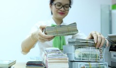 Đưa lãi suất USD lên khỏi mặt đất cũng đúng cả nghĩa đen và nghĩa bóng. Đó là nâng lãi suất lên trên 0% sẽ tạo động lực kéo nguồn ngoại tệ nhàn rỗi đang “chôn dưới đất” trong dân cư - Ảnh: Quang Phú