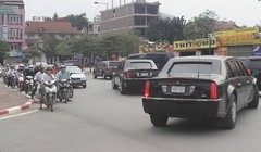 Hai siêu xe Cadillac One giống hệt nhau rời khách sạn lúc 16h ngày 22/5.