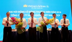 HĐQT cảm ơn Ông Phạm Viết Thanh sau khi Ông từ nhiệm Chủ tịch HĐQT và chúc mừng Ông Dương Trí Thành đã trúng cử vào HĐQT TCT HKVN nhiệm kỳ 2015-2020