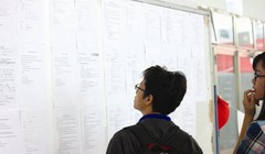 Kinh tế khó khăn, nhiều doanh nghiệp phải ngưng hoạt động, kéo theo tỷ lệ thất nghiệp tăng. Trong ảnh: Người lao động tại một ngày hội việc làm. Ảnh: Thành Hoa