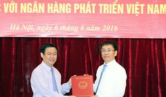 Phó Thủ tướng Chính phủ Vương Đình Huệ thừa ủy quyền của Thủ tướng Chính phủ trao quyết định bổ nhiệm ông Phạm Quang Tùng giữ chức vụ Chủ tịch Hội đồng quản trị VDB - Ảnh: VGP/Thành Chung
