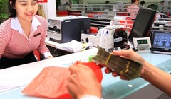 Giao dịch tín dụng tại Ngân hàng Techcombank. Ảnh Thành Hoa