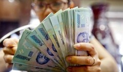 Việc khống chế tiền lương bằng quyết định hành chính có thể dẫn đến một số hệ quả xấu cho công ty.. Ảnh minh họa Bizlive.vn