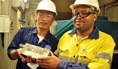 Một thỏi vàng thành phẩm khai thác tại mỏ vàng Phước Sơn nặng 5 kg.