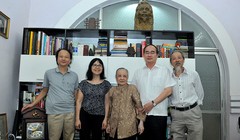 Chủ tịch Ủy ban Trung ương MTTQ Việt Nam Nguyễn Thiện Nhân và gia đình cố nhạc sĩ Văn Cao. Ảnh: VGP/Hoàng Long