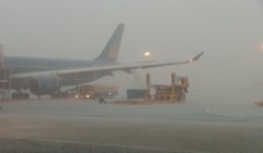 Mưa lớn tại sân bay Tân Sơn Nhất đã khiến cho nhiều chuyến bay bị ảnh hưởng. Ảnh: Người Lao Động. 