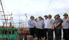 Phó Thủ tướng Trịnh Định Dũng đi kiểm tra công tác phòng chống bão ở Thái Bình sáng nay.