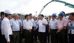 Phó Thủ tướng Trịnh Đình Dũng cùng đoàn công tác kiểm tra Trung tâm Nhiệt điện Duyên Hải. Ảnh: VGP/Xuân Tuyến