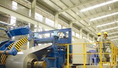 Bài toán kinh tế của Hoa Sen cần đặt được trong bối cảnh phát triển chung của toàn vùng - đặc biệt là xét trên tương quan thế mạnh du lịch biển của vùng này. Trong ảnh: Dây chuyền sản xuất tôn của Hoa Sen. Ảnh: UYÊN VIỄN