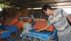 Ông Nghiêm Đại Thuận (Trà Vinh) chế máy xe xơ dừa giúp những người làm nghề xe chỉ tơ xơ dừa ở ĐBSCL