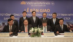 Đại diện bộ GTVT, Vụ trưởng Vụ Quản lý doanh nghiệp ông Vũ Anh Minh và Đại diện VNA, Chủ tịch HĐQT ông Phạm Ngọc Minh ký biên bản bàn giao.