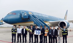 Tổ bay chụp ảnh lưu niệm cùng đoàn đón tàu bay.