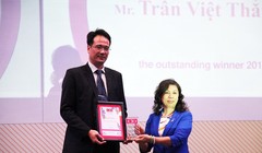 Ông Trần Việt Thắng - Giám đốc Khối Công nghệ thông tin của Ngân hàng TMCP Quân Đội (MB) vừa vinh dự được trao tặng danh hiệu Giải thưởng Lãnh đạo CNTT&ANTT tiêu biểu Đông Nam Á 2016 (CIO|CSO Summit & Awards).