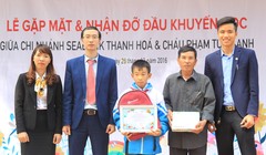 Đại diện Quỹ khuyến học Ươm mầm ước mơ của SeABank trao quà cho học sinh nghèo hiếu học ở Thanh Hóa.
