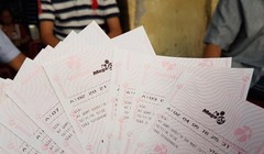 Vé số điện toán được in sẵn đem đi bán dạo. Ảnh Vân Trường