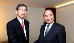 Thủ tướng Nguyễn Xuân Phúc gặp Chủ tịch Ngân hàng Phát triển châu Á Tahehiko Nakao. Ảnh: TTXVN