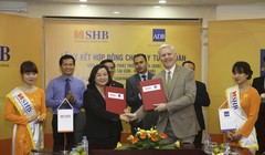  Bà Ngô Thu Hà (trái) – Phó Tổng Giám đốc SHB và ông Eric Sidgwick – Giám đốc quốc gia đại diện thường trú ADB tại Việt Nam thực hiện nghi lễ ký kết. (Ảnh: SHB)