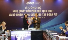 Ông Trịnh Văn Quyết chúc mừng bà Hương Trần Kiều Dung nhận nhiệm vụ mới.