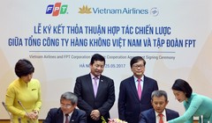  Ông Dương Trí Thành - Tổng Giám đốc Vietnam Airlines (ngồi phải) và ông Bùi Quang Ngọc - Tổng Giám đốc FPT ký thỏa thuận hợp tác chiến lược trong 3 năm (2017-2020). (Ảnh: VNA)