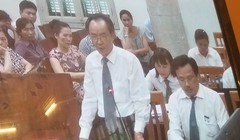 Luật sư Nguyễn Minh Tâm đang bảo vệ cho thân chủ của ông, là bị cáo Nguyễn Xuân Sơn. (Ảnh chụp màn hình: X.T)