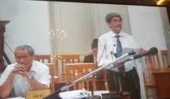 LS. Nguyễn Huy Thiệp tích cực bào chữa cho Nguyễn Xuân Sơn để biện hộ cho thân chủ. (Ảnh chụp màn hình: N.G)