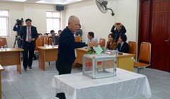 Hai nhà đầu tư bỏ phiếu đấu giá Công ty Vật tư kỹ thuật Nông nghiệp Hà Tây, chiều 21/03/2016. (Ảnh: tapchigiaothong.vn)