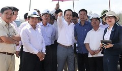 Đoàn Khảo sát tại khu vực Biển Bình Hải, huyện Bình Sơn. (Ảnh: Quảng Ngãi TV)